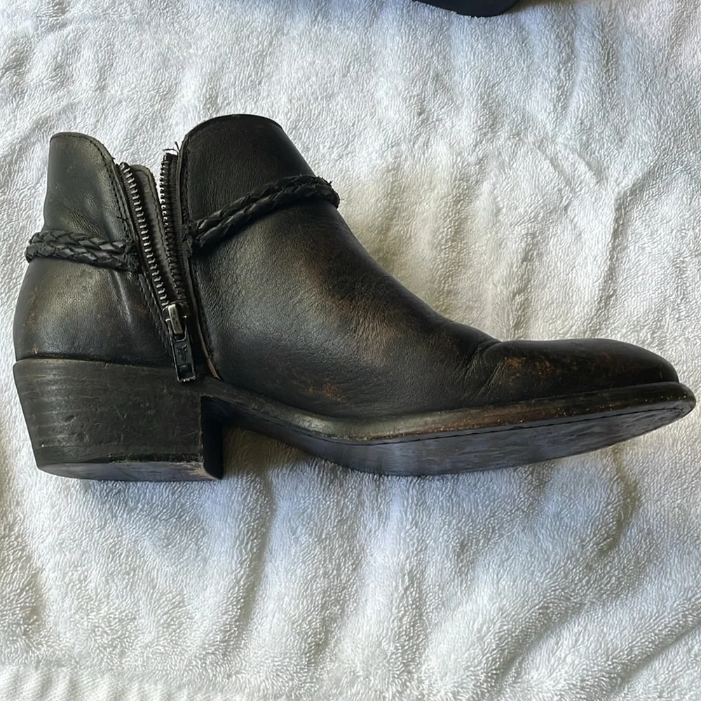 FRYE Carson Braided Bootie EUC Size 8 1/2M Black Distressed Leather